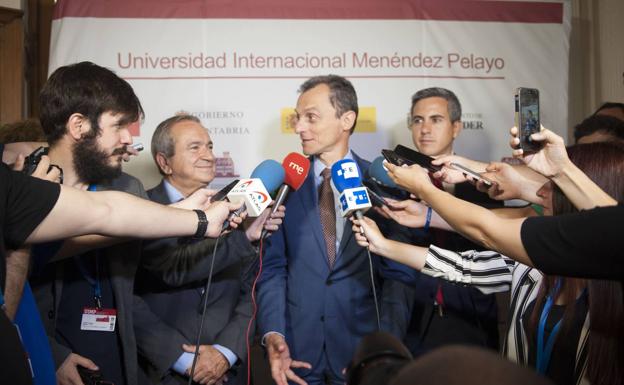 Los ministros Pedro Duque y María Luisa Carcedo, en la semana de clausura de los cursos de verano de la UIMP