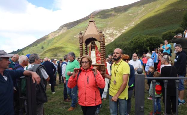 Aniezo honra a la Virgen de la Luz en su santuario