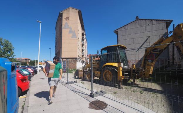 La obra de la nueva plaza se paraliza tras la aparición de cables eléctricos