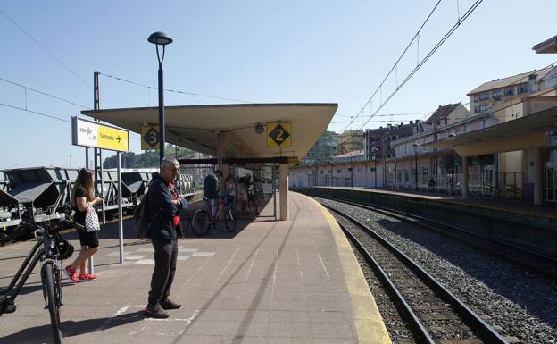 Urgen al Gobierno que convoque la Mesa del Ferrocarril ante la «oleada de retrasos, cancelaciones y transbordos» en Renfe
