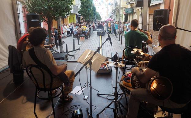 La calle Del Sol celebra el otoño con el jazz de los Raqueros y la danza contemporánea