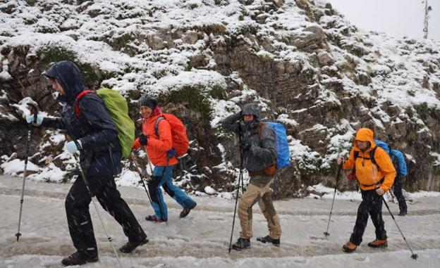 El otoño irrumpe en Cantabria con precipitaciones tormentosas, fuertes vientos y nieve en los Picos