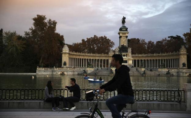 Detenido por grabar desde una bicicleta vídeos íntimos a mujeres en el parque de El Retiro