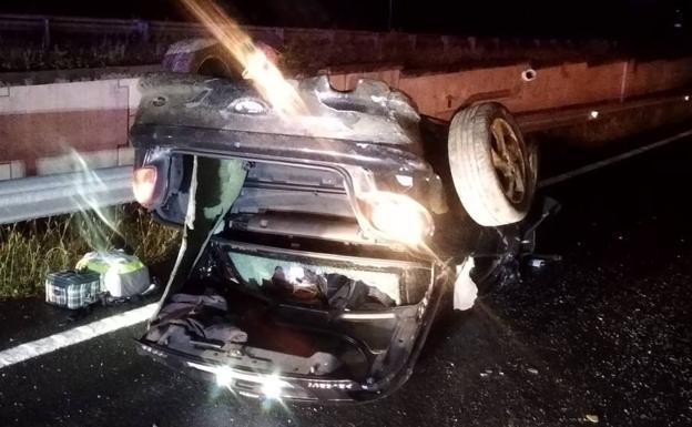 La lluvia, detrás del vuelco de un coche en la A-67 cuya conductora ha resultado herida leve