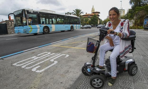 «Es muy injusto que el autobús me deje tirada porque voy en moto adaptada»