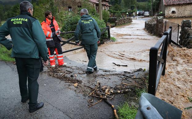 El río Saja vuelve a su cauce tras las inundaciones de ayer en Sopeña y Mazcuerras