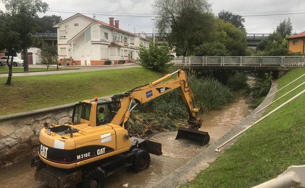 Polanco limpia el cauce del río Cabo para evitar inundaciones