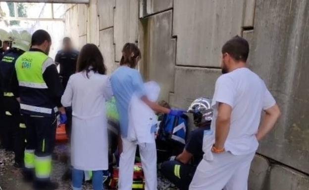 Herido un hombre de 56 años tras precipitarse por un talud en Valdecilla Sur