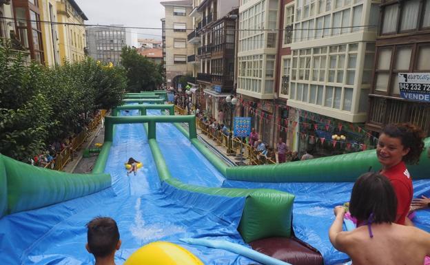 Torrelavega Se Divierte celebra este viernes su tercera edición con dos toboganes gigantes