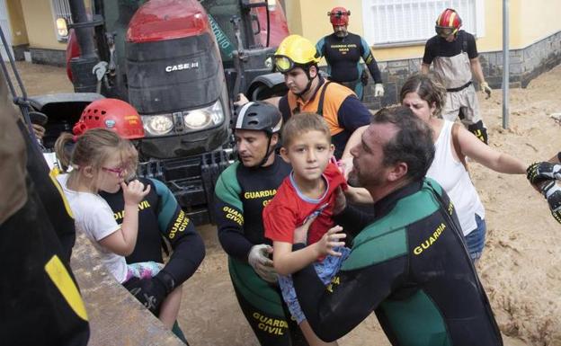 Especialistas de la Guardia Civil y bomberos rescatan a una familia de la fuerza de las aguas que inundaron ayer Los Alcázares.