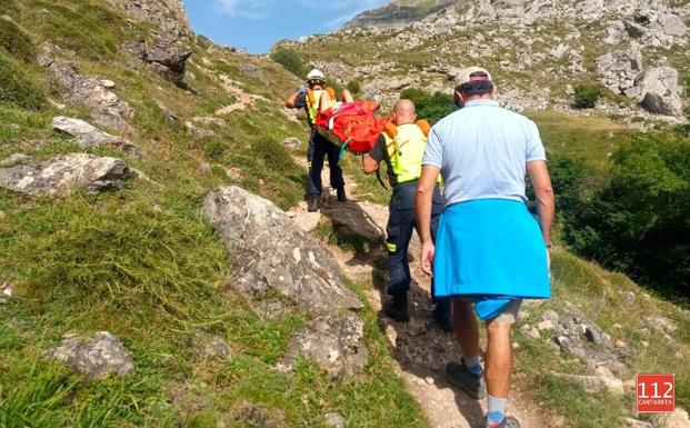 Porteada por los bomberos tras torcerse el tobillo en una ruta de Áliva a Fuente Dé