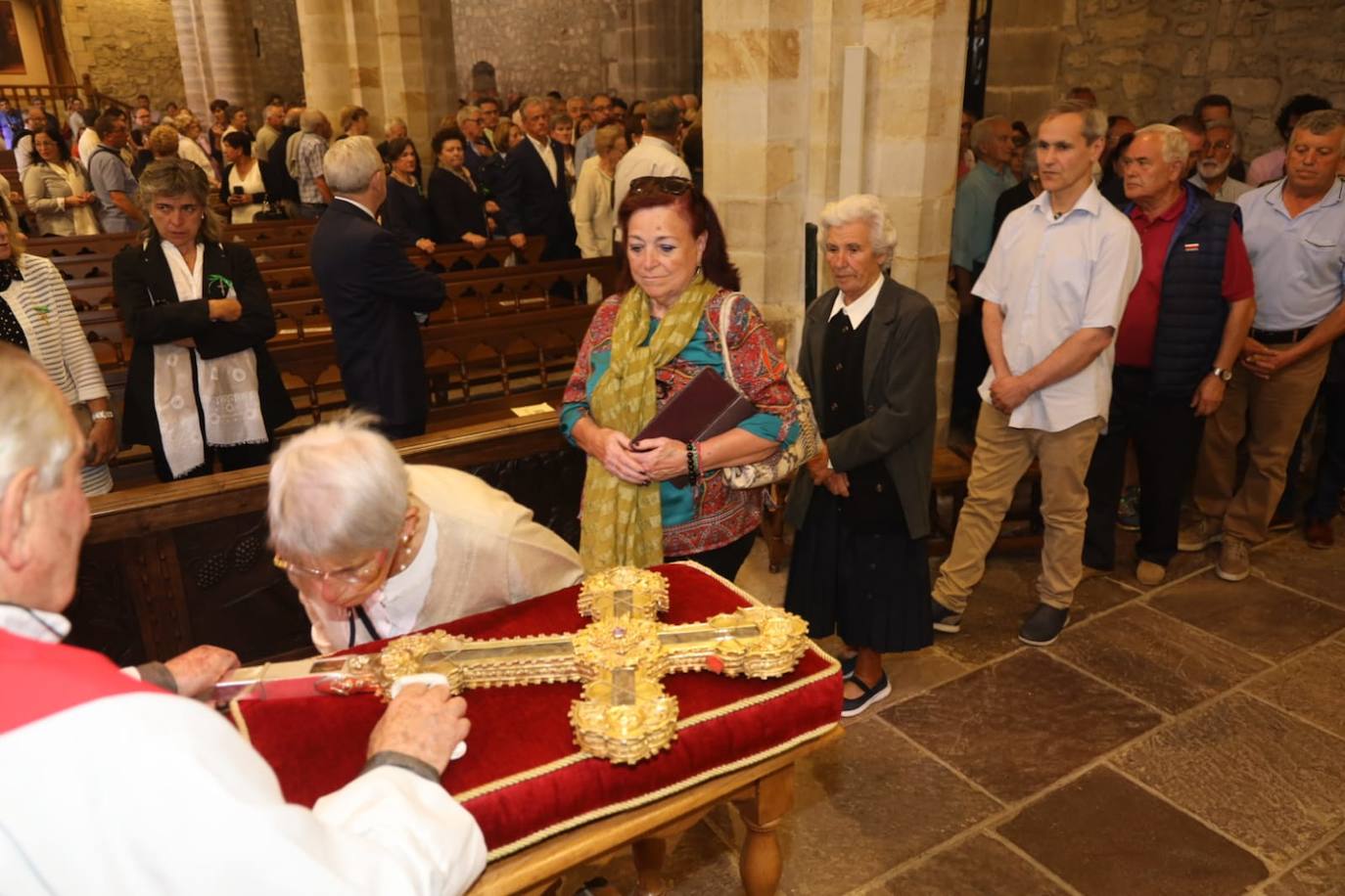 Los fieles escenifican su devoción por La Cruz