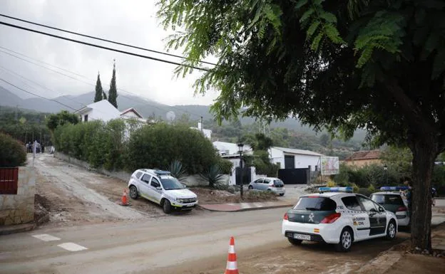 Encuentran a un fallecido con signos de haber sido atropellado por su propio coche en Málaga