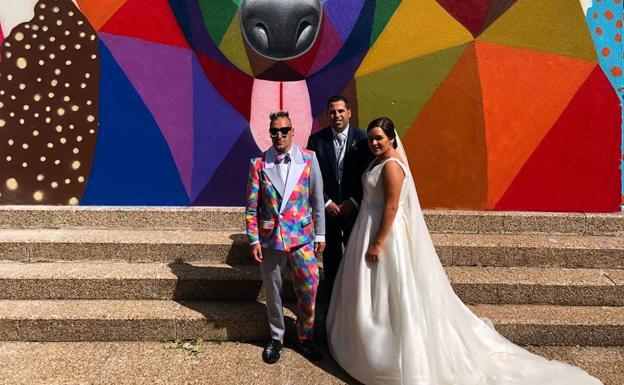 Okuda, el invitado de boda con más color