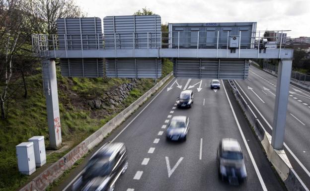 La DGT activará tres cámaras más en Cantabria para vigilar las distracciones de los conductores