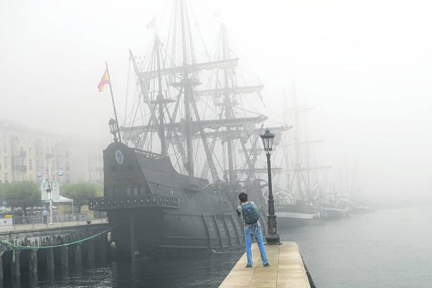 El Festival del Mar pliega sus velas envuelto en la niebla