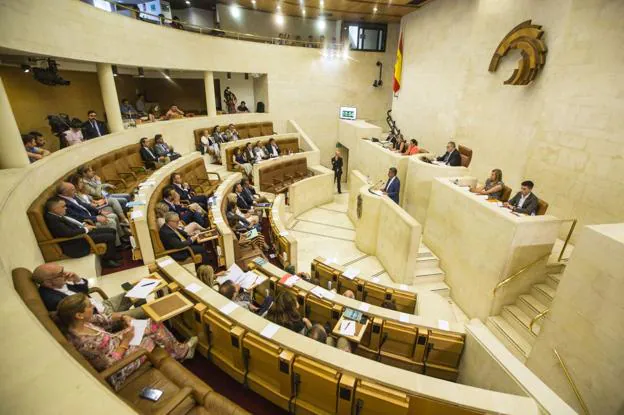 El bloqueo político en Madrid contamina el estreno parlamentario en Cantabria