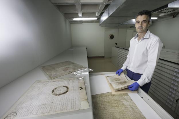 La Biblioteca Central muestra el trabajo del Archivo Histórico Provincial de Cantabria