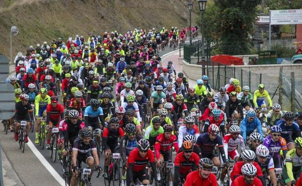 Más de 700 cicloturistas se desafían en la Marcha Jubilar Lebaniega Bike