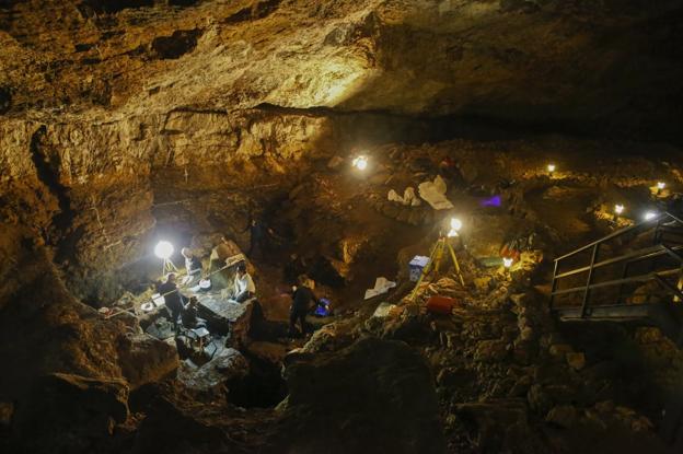 Arqueólogos de la UC hallan varias piezas neandertales de 60.000 años en El Pendo