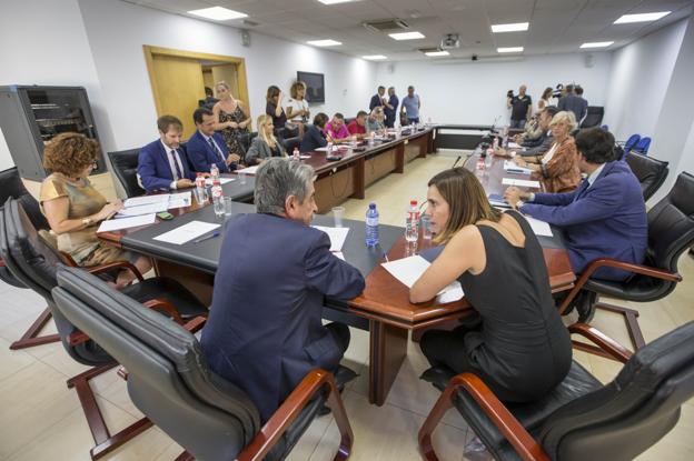 Revilla pide a patronal y sindicatos «más colaboración que nunca ante la complicada coyuntura»