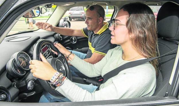 «Aprender a conducir con los sensores y la cámara ayuda, pero no hay que confiarse»