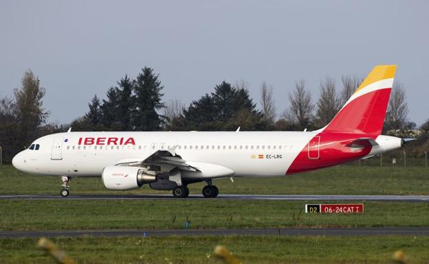 Condenan a Iberia a pagar 250 euros a una pasajera por cancelar el vuelo Madrid-Santander