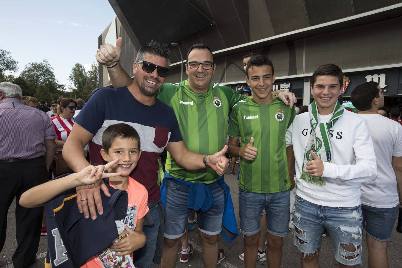 La afición del Racing llena Gijón