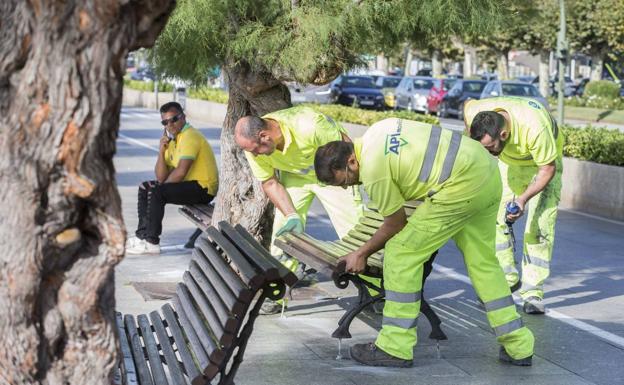 El Paseo Marítimo recupera sus bancos