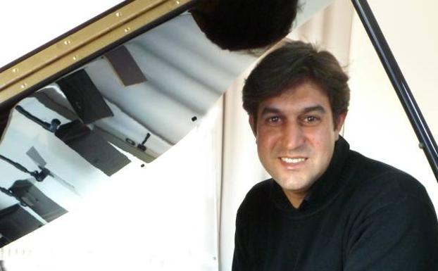 Los compositores cántabros suenan en el piano de Francisco San Emeterio