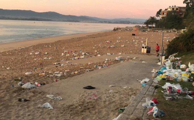 Algunas playas de Santander han amanecido llenas de basura tras un botellón universitario