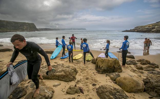 Suances acoge este fin de semana la segunda competición del Circuito Cántabro Júnior de Surf