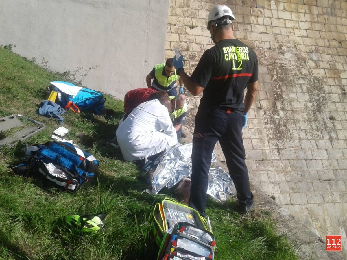 Herido grave un ciclista que cayó 10 metros en la presa del embalse del Ebro