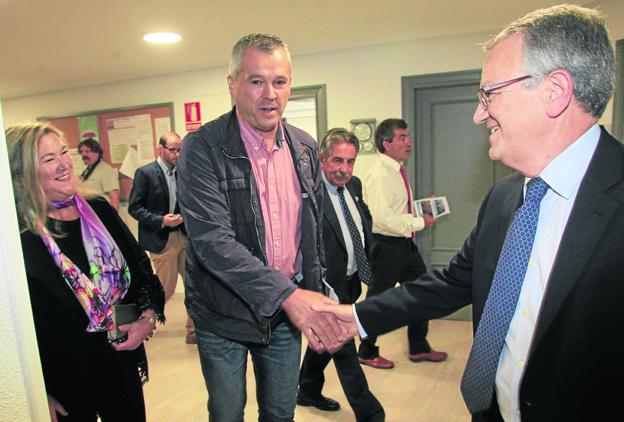 «El Saja dejará de ser un problema para nuestros vecinos en esta legislatura»