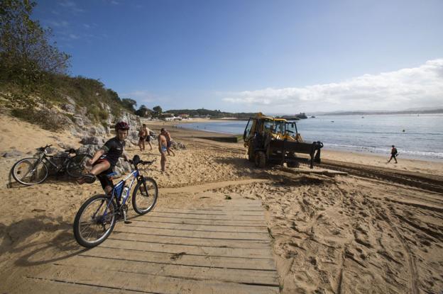 La playa de Los Peligros vuelve a perder su pasarela, esta vez por las mareas vivas