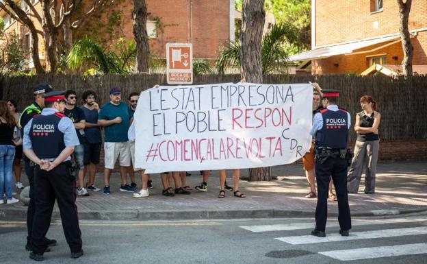 Una veintena de CDR protestan en la Fiesta de la Rosa del PSC a la que acude Pedro Sánchez