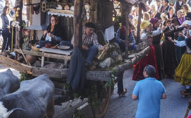 La carreta de Requejo 'En casa de mi agüela no falta de na' gana el concurso de carretas del Día de Campoo