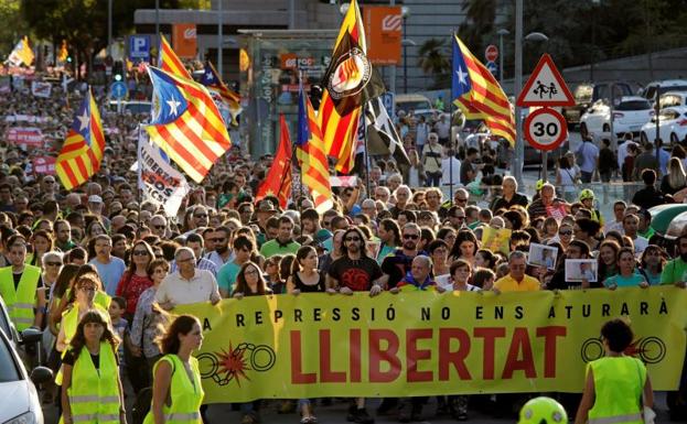 El juez asegura que los CDR detenidos fueron enlace entre Torra y Puigdemont