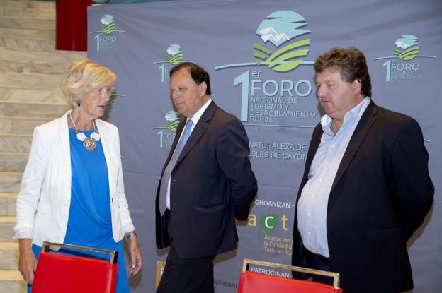 La Consejera de Turismo, Marina Lombó, junto al presidente de la Asociación de Turismo de Cantabria y el alcalde de Cayón./