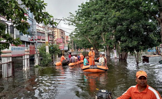 Las lluvias monzónicas dejan casi 140 muertos por las inundaciones en India