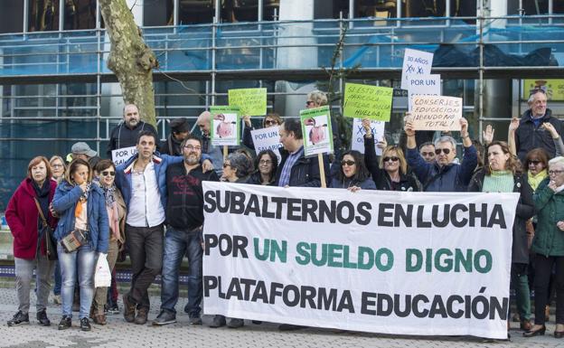 Los subalternos de Educación reanudan sus protestas en defensa de mejoras laborales