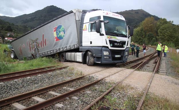 Un camión se queda atascado en las vías del tren de Marrón dirigido erróneamente por el GPS