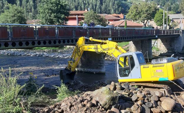 Los Corrales prepara sus ríos para la época de lluvias