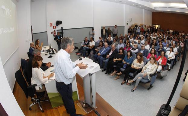 Revilla pide «rematar la faena» a los suyos «con dos diputados y un senador»