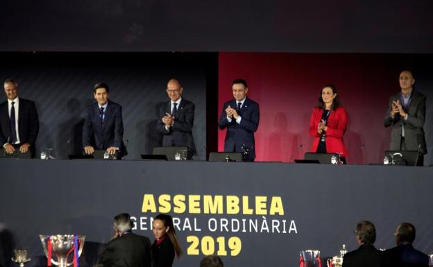 Los socios del Barça aprueban retirar medallas a Franco y no apoyan el voto electrónico