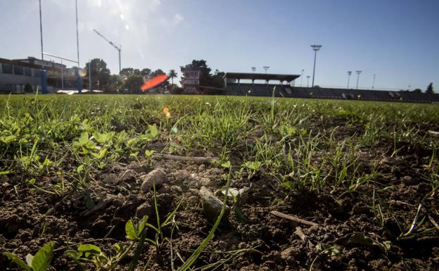 El PRC critica el lamentable estado del campo del complejo Ruth Beitia, «un auténtico patatal»