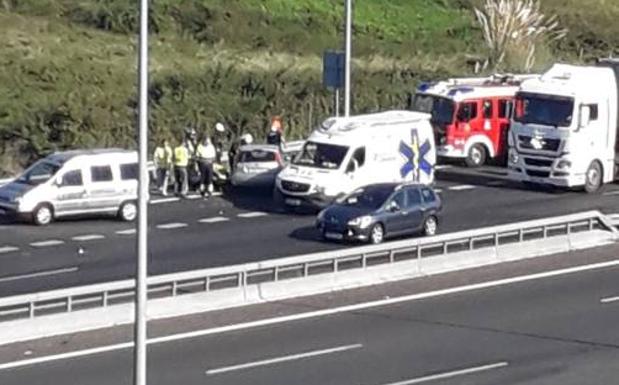 Una mujer herida en una colisión múltiple en la autovía