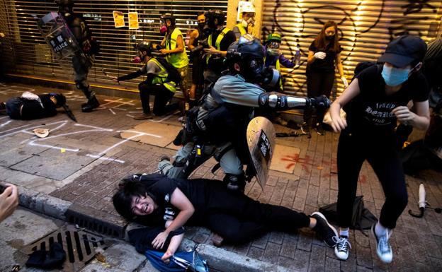 Procesan a dos arrestados bajo la ley antimáscara en Hong Kong