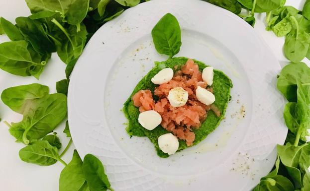 Cocina en casa estas saludables tortitas de espinacas con salmón y mozzarella