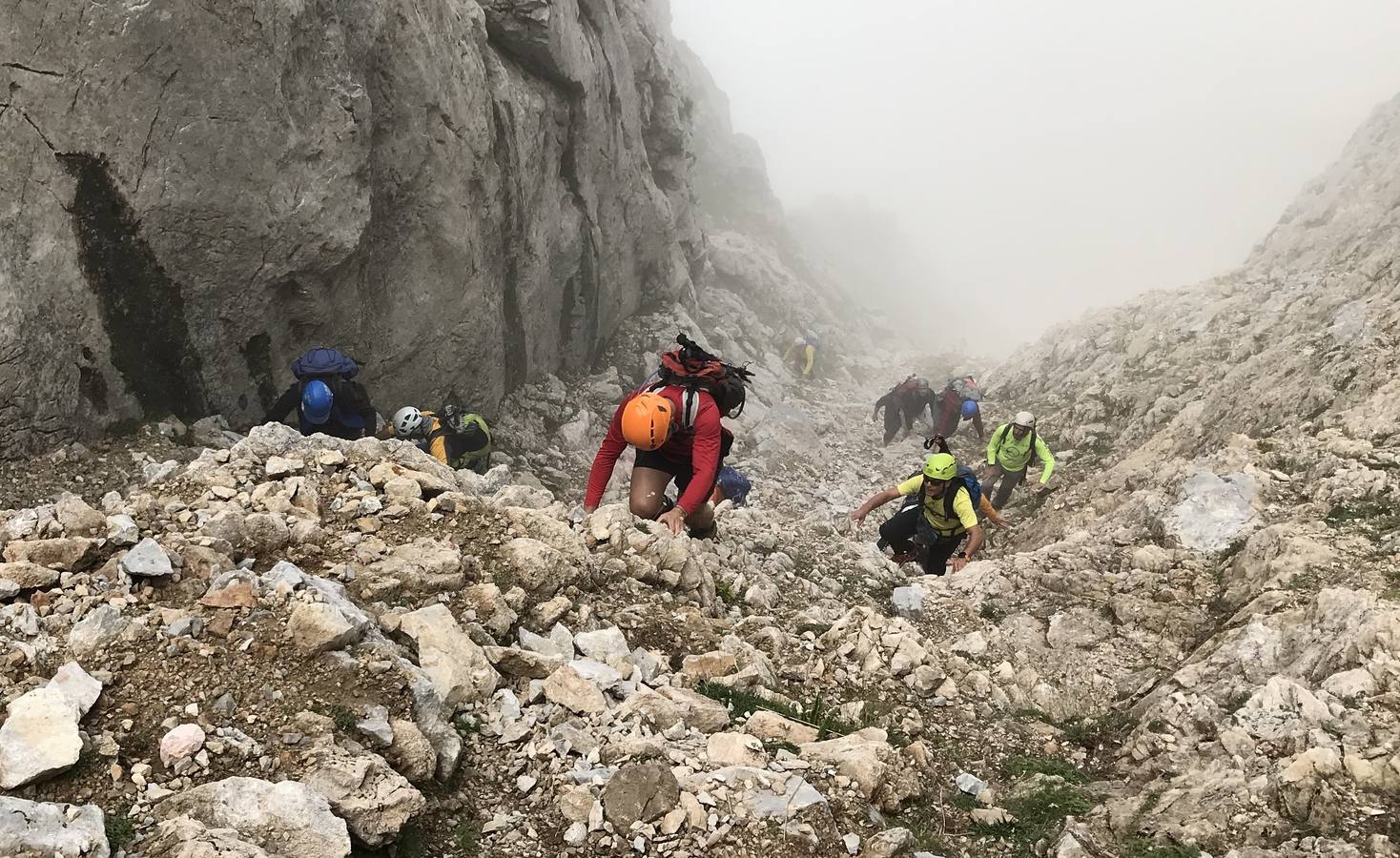 Los integrantes de Orza, en las cimas y canales más insólitos del Macizo Oriental de Picos